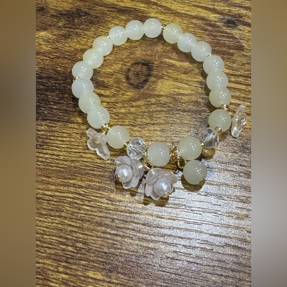 Elegant Beaded Bracelet with Gold Accents - Picture 1 of 4